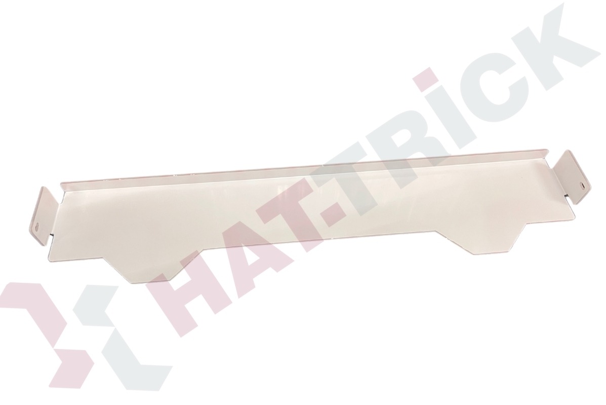 Biały, metalowy profil o nieregularnym kształcie, leżący na białym tle. Widoczne otwory montażowe. Wykończenie matowe.