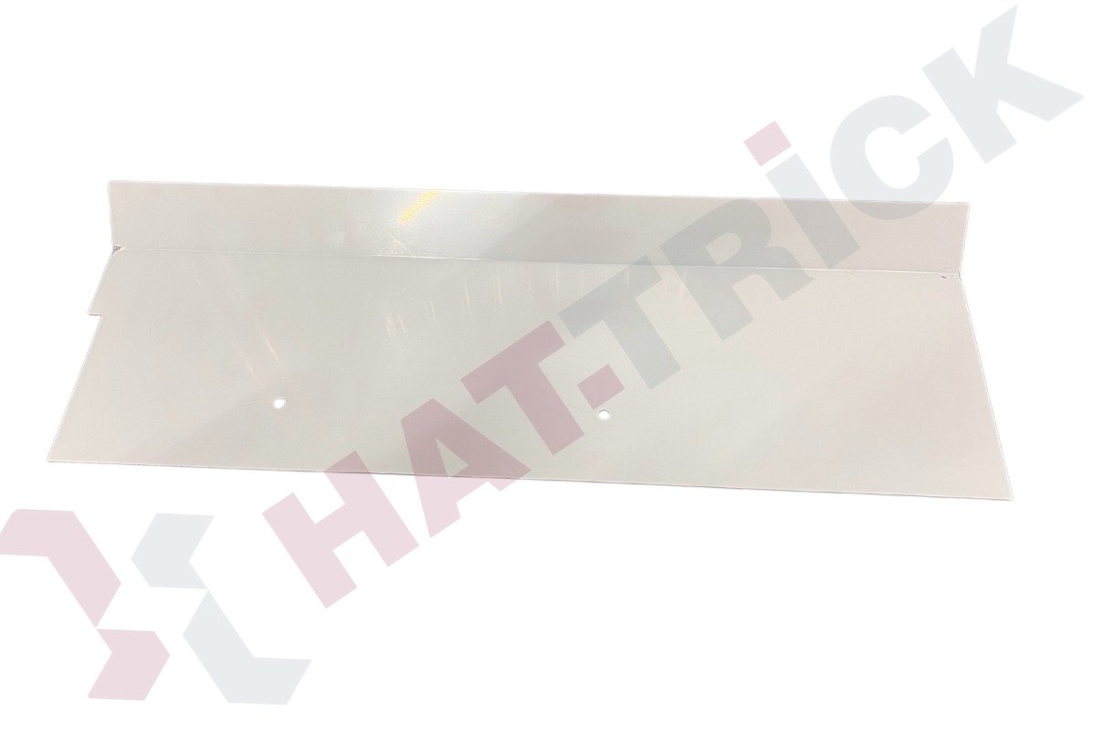 Precyzyjnie wycięty, biały element z tworzywa sztucznego z dwoma otworami, widoczne krawędzie i załamania, leżący na białym tle. Detal z bliska.