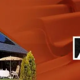 Dom z ciemną dachówką i balkonem, w tle zbliżenie na dachówkę i logo firmy dekarskiej na pomarańczowym tle. Widoczne okna dachowe i meble ogrodowe.