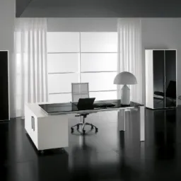 Nowoczesne biuro z czarnym biurkiem z laptopem, białą szafą i krzesłem na błyszczącej, czarnej podłodze. Minimalistyczny design z białymi zasłonami w tle.