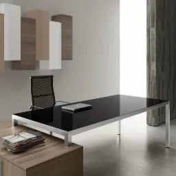 Nowoczesne biuro: czarny, szklany blat biurka na metalowej ramie, laptop, krzesło z siatki, szafki wiszące i drewniana ściana w tle. Minimalistyczny design.