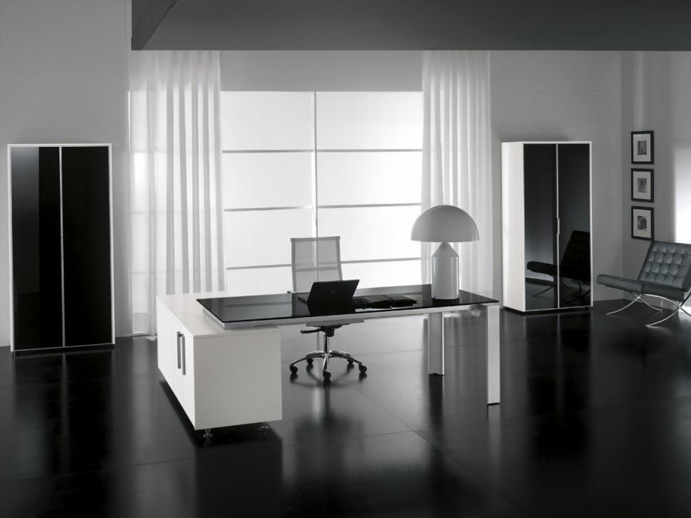 Nowoczesne biuro z czarnym biurkiem z laptopem, białą szafą i krzesłem na błyszczącej, czarnej podłodze. Minimalistyczny design z białymi zasłonami w tle.