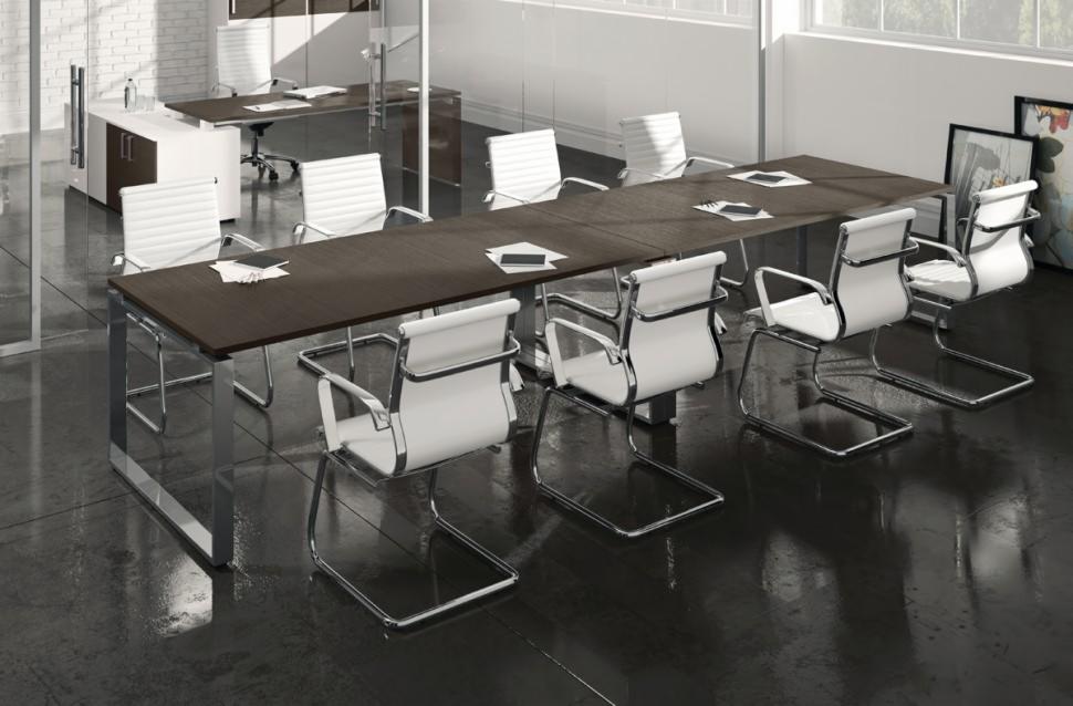 Nowoczesna sala konferencyjna z długim, ciemnym stołem i białymi krzesłami na chromowanych nogach. Duże okno w tle. Podłoga z ciemnego kamienia.