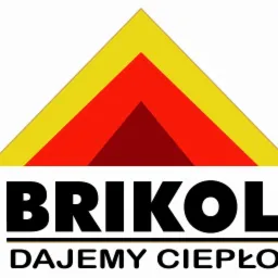 Logo firmy BRIKOL z hasłem 'DAJEMY CIEPŁO'. Grafika z trójkątnym motywem w kolorach żółtym, czerwonym i ciemnoczerwonym. Minimalistyczny design.