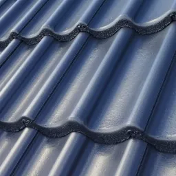 Błyszczące, świeżo pomalowane dachówki w kolorze grafitowym, ułożone w rzędach pod kątem, z widoczną fakturą i odbiciami światła.