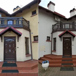 Porównanie elewacji domu przed i po: żółta, chropowata faktura przed, gładka, biała po renowacji. Widoczne detale architektoniczne: balkon z drewnianą balustradą, ciemnobrązowe okna i drzwi...