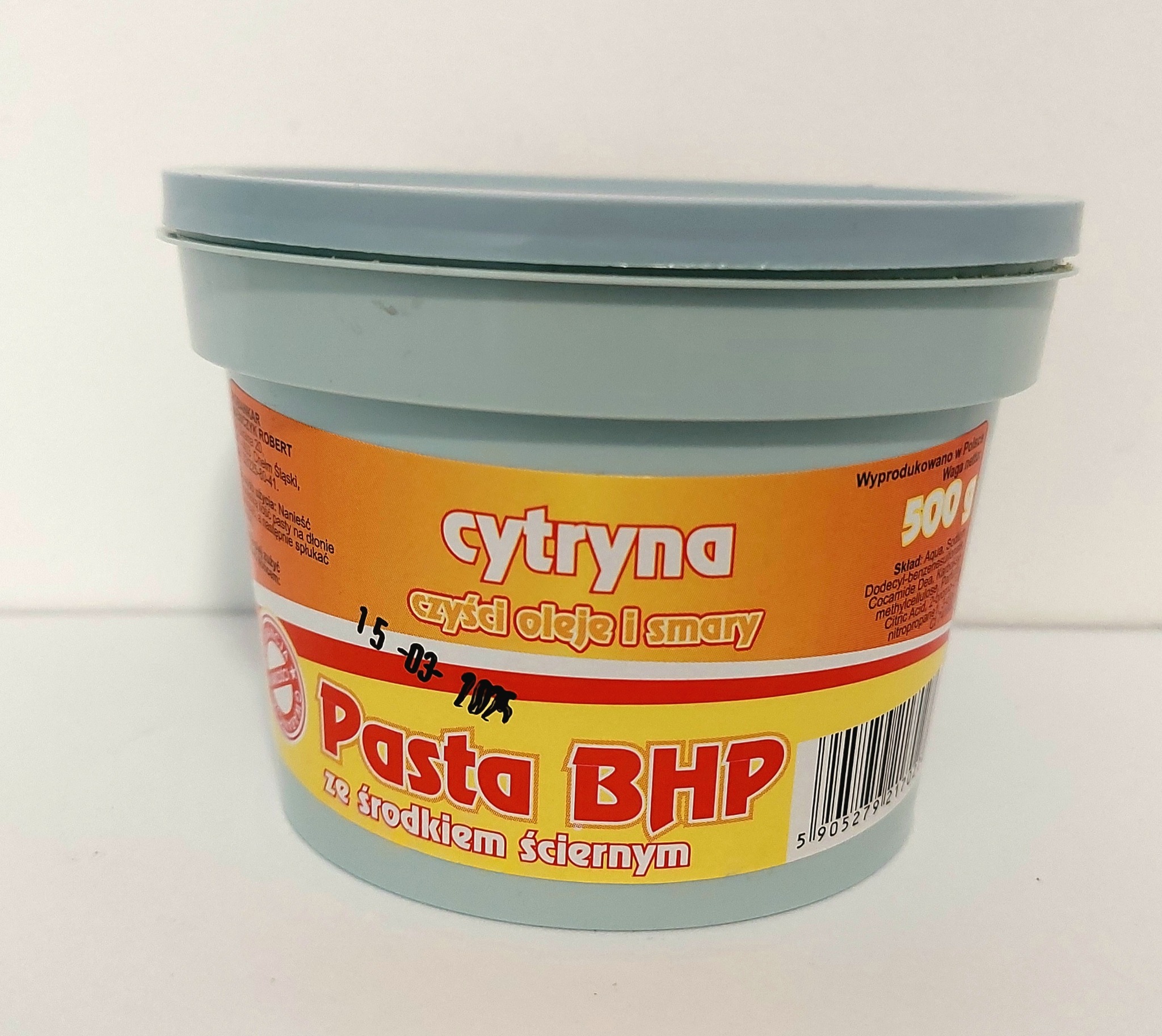 Szare wiaderko z pastą BHP o zapachu cytrynowym, przeznaczoną do usuwania olejów i smarów, z widocznym napisem 'Pasta BHP ze środkiem ściernym' i datą 15-03-2025.