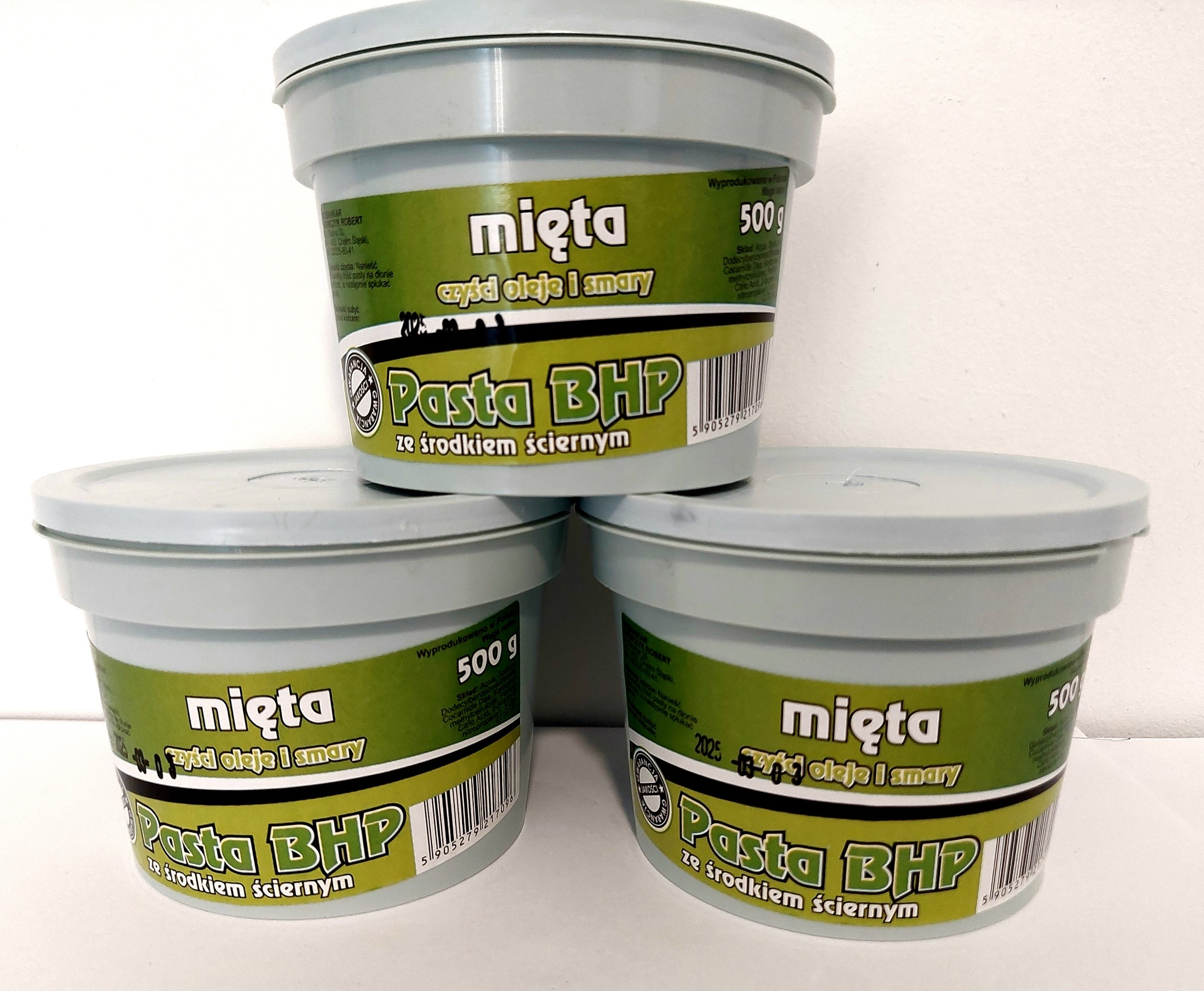 Trzy szare pojemniki z pastą BHP do mycia rąk, etykieta w kolorze zielonym z napisem 'mięta czyści oleje i smary' oraz 'Pasta BHP ze środkiem ściernym'.