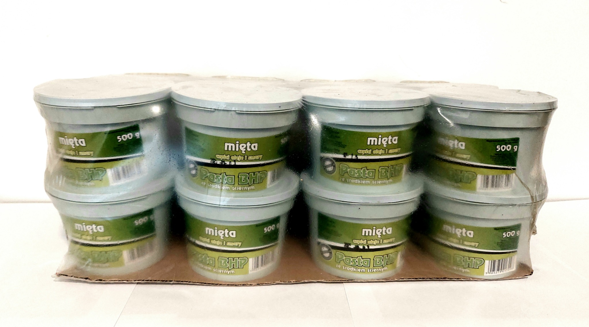 Zafoliowane opakowanie zbiorcze pasty BHP o zapachu mięty, przeznaczonej do czyszczenia oleju i smarów, w okrągłych, plastikowych pojemnikach o pojemności 500g.