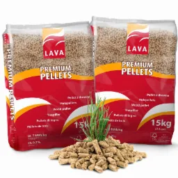 Dwa worki premium pelletu LAVA 15kg, z zielonym akcentem trawy i rozsypanymi pelletami. Etykiety w wielu językach, w tym polskim, niemieckim, angielskim i francuskim.