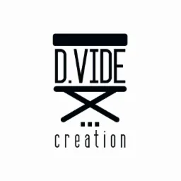 Minimalistyczne czarno-białe logo firmy D.VIDE creation z motywem filmowym w formie stylizowanego statywu kamerowego.