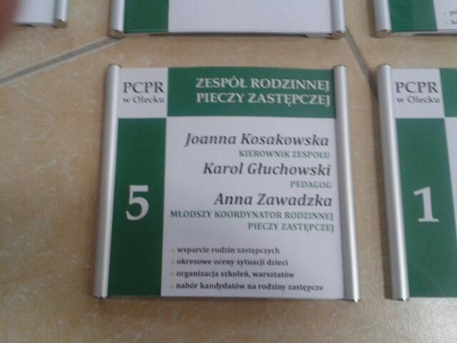 Tabliczka informacyjna z nazwiskami i stanowiskami pracowników PCPR w Olecku, Zespół Rodzinnej Pieczy Zastępczej, numer 5