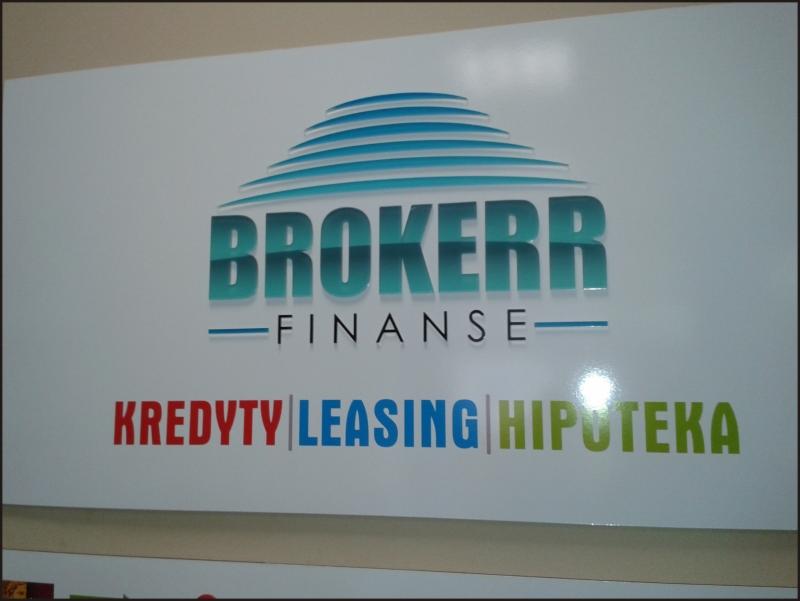 Biała tablica z logo firmy BROKERR FINANSE, oferującej kredyty, leasing i hipotekę, w kolorach niebieskim, czarnym, czerwonym i zielonym.