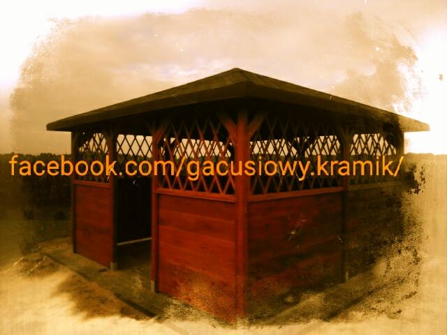Drewniana altana z kratownicą, widoczna z boku, w sepii. Na zdjęciu widoczny adres facebookowy. Otoczenie naturalne, drzewa w tle.