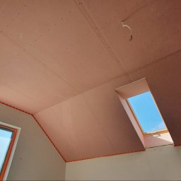 CENDRUS Michał Cendrowski - Poddasze z zamontowaną płytą kartonowo-gipsową, widoczne okna dachowe i wystające przewody elektryczne. Całość przygotowana do dalszych prac.