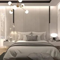 Nowoczesna sypialnia w jasnych barwach z łóżkiem, szafkami nocnymi, lampą wiszącą, oknem z widokiem na zimowy krajobraz i marmurowym akcentem na ścianie.