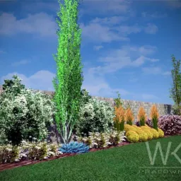 Wizualizacja ogrodu z murem oporowym, różnorodną roślinnością i trawnikiem. Wysokie drzewo o smukłym pokroju dominuje w kompozycji. Widoczne logo firmy.