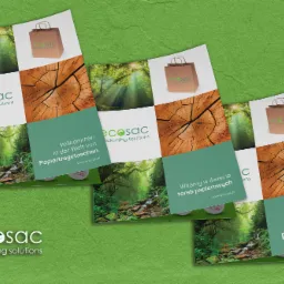 Trzy ulotki reklamowe firmy Ecosac Packaging Solutions, prezentujące motywy przyrodnicze i drewniane przekroje, na zielonym teksturowanym tle.