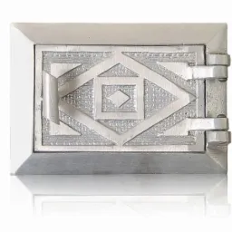 Stylowe drzwiczki kominkowe z geometrycznym wzorem, wykonane ze stali nierdzewnej, Końskie. Detal z zawiasami i uchwytem, widoczna faktura metalu.