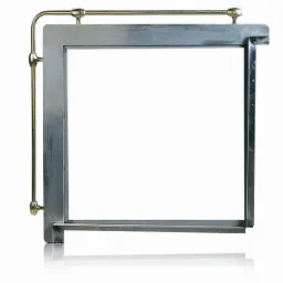 Metalowa rama z elementami mosiężnymi, spawana konstrukcja z widocznymi śladami obróbki, na białym tle z odbiciem, prezentacja detalu ślusarskiego.