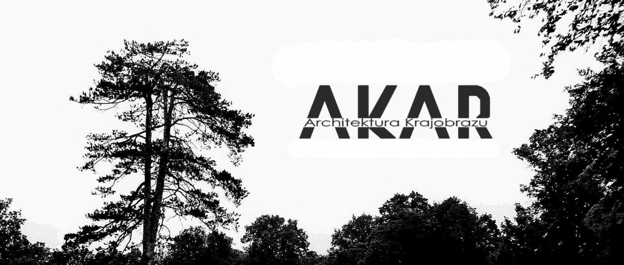 Czarno-białe zdjęcie z logo firmy AKAR Architektura Krajobrazu na tle drzew i nieba.