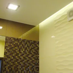 Wykończona łazienka z mozaiką, kremowymi płytkami 3D i wentylatorem. Sufit podwieszany z oświetleniem LED. Nowoczesny design, ciepła kolorystyka.