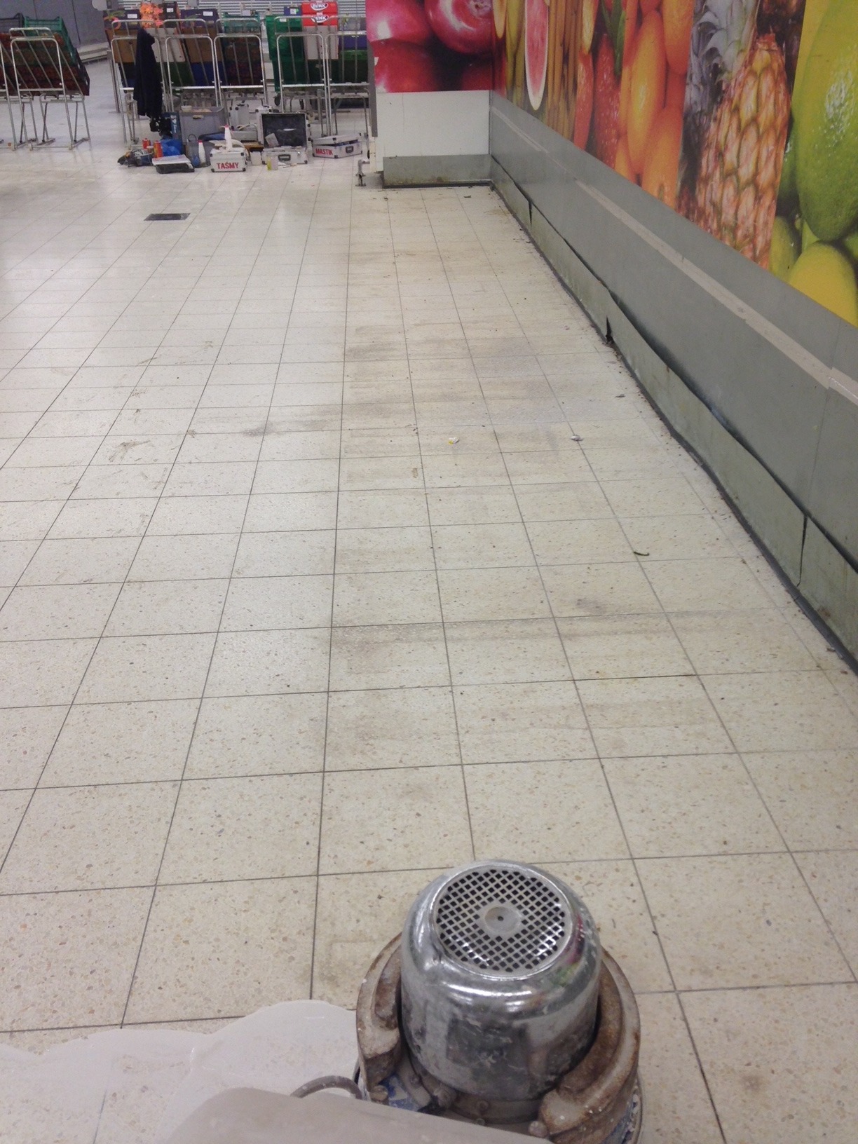 Posadzka lastryko w trakcie szlifowania