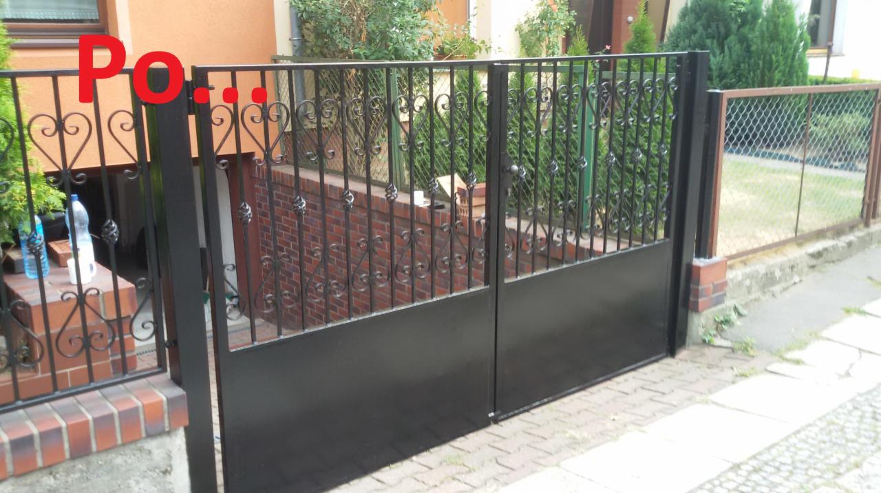 Czarna, metalowa brama z ozdobnymi elementami, widok z zewnątrz po montażu. Brama prowadzi do zejścia do piwnicy.