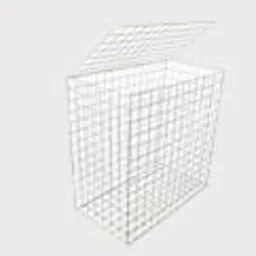 Kosz gabionowy z otwartą klapą z siatki, widok z boku na szarym tle, prezentacja produktu.