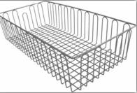 Prostokątny kosz zgrzewany z drutu stalowego, widok z góry pod kątem, regularna siatka oczek i zaokrąglone krawędzie górne.