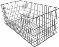 Metalowy kosz zgrzewany o prostokątnym kształcie, wykonany z cienkich prętów, z uchwytami po bokach, prezentowany na białym tle.