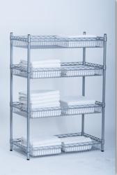 Metalowy regał z czterema półkami z siatki, na których ułożone są białe ręczniki lub tekstylia w równych stosach.