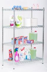 Metalowy, czteropoziomowy regał z półkami z siatki, wypełniony artykułami gospodarstwa domowego i środkami czystości. Ujęcie na jasnym, neutralnym tle.