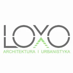 Logo firmy architektonicznej LOXO z szarymi literami i zielonym akcentem w kształcie dachu, pod spodem napis 'Architektura i Urbanistyka'.