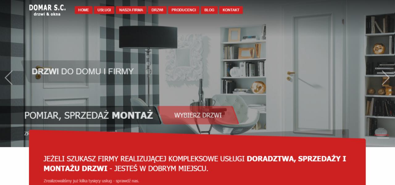 Strona internetowa firmy DOMAR S.C. prezentująca ofertę drzwi do domu i firmy z opcjami pomiaru, sprzedaży oraz montażu. W tle widoczne aranżacje wnętrz z drzwiami.