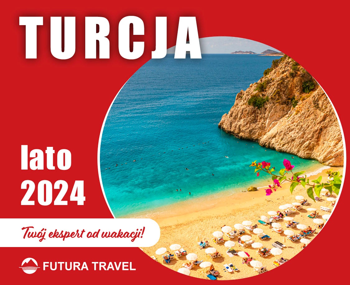Turcja lato 2024: malownicza zatoka z turkusową wodą, plażą i klifami, widok z góry w okręgu na czerwonym tle, logo Futura Travel.