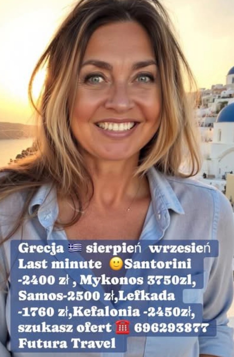 Uśmiechnięta kobieta na tle greckiej architektury z ofertą last minute na Santorini, Mykonos, Samos i Kefalonię. Kontakt: 696293877, Futura Travel.
