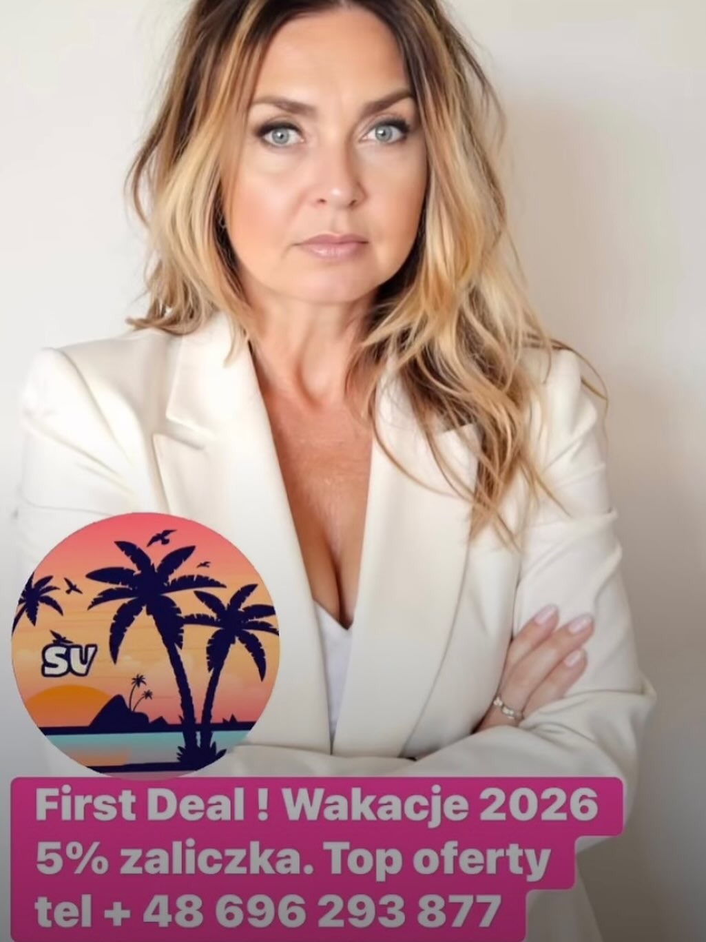 Kobieta w białym żakiecie prezentuje ofertę wakacji 2026 z 5% zaliczką, logo z palmami i numer telefonu. Promocja wczasów, oferta biura podróży.