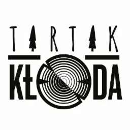 Czarno-białe logo przedstawiające napis 'TARTAK KŁODA' z sylwetkami drzew iglastych zamiast liter 'A' i przekrojem pnia drzewa w miejscu litery 'O'.