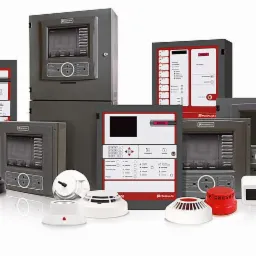 Zestaw urządzeń alarmowych Polon-Alfa: centrale, czujniki dymu i przyciski alarmowe. Różne modele i konfiguracje systemów bezpieczeństwa przeciwpożarowego.