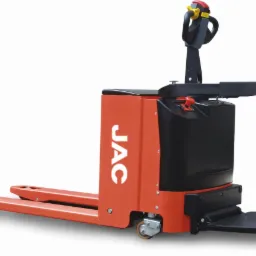 Pomarańczowo-czarny elektryczny wózek paletowy marki JAC na białym tle, prezentujący jego kompaktową budowę i ergonomiczny uchwyt sterujący.