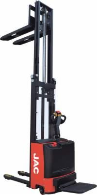 Nowy, pionowy wózek paletowy elektryczny JAC z czarną konstrukcją i czerwonym akcentem, widoczny z boku na białym tle. Precyzyjny detal, wysoki maszt.