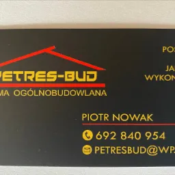 Wizytówka firmy ogólnobudowlanej Petres-Bud z czerwonym symbolem dachu, złotymi napisami i danymi kontaktowymi Piotra Nowaka.