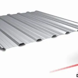 Arkusz srebrnej blachy trapezowej z wyraźnymi przetłoczeniami, prezentowany na białym tle z logo producenta w prawym dolnym rogu.