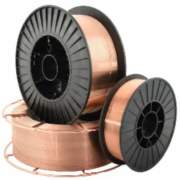 Trzy szpule miedzianego drutu spawalniczego na białym tle, ułożone kaskadowo, z widoczną metalową ramą szpuli na dole.