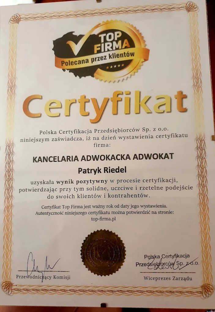 Certyfikat 'Top Firma' dla Kancelarii Adwokackiej Adwokat Patryk Riedel, potwierdzający solidne i uczciwe podejście do klientów i kontrahentów, z pieczęciami i podpisami.
