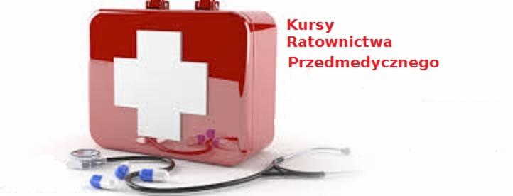 Czerwona apteczka pierwszej pomocy z białym krzyżem, stetoskop i pigułki na białym tle. Obok czerwony napis: Kursy Ratownictwa Przedmedycznego.