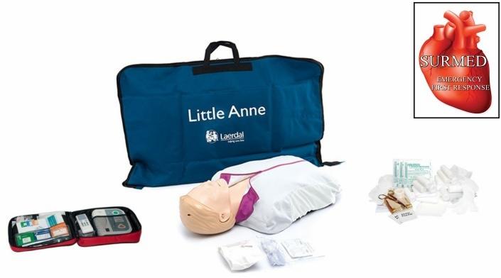 Manekin Little Anne do nauki RKO, torba transportowa, apteczka i materiały opatrunkowe na białym tle. Logo firmy SURMED w prawym górnym rogu.