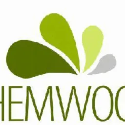 Logo Chemwood: zielony napis z abstrakcyjnym symbolem liści w odcieniach zieleni i szarości. Prosty, nowoczesny design, sugerujący związek z drewnem i naturą.