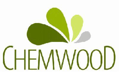 Logo Chemwood: zielony napis z abstrakcyjnym symbolem liści w odcieniach zieleni i szarości. Prosty, nowoczesny design, sugerujący związek z drewnem i naturą.